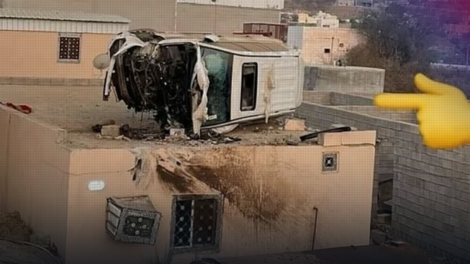 حادث غريب في السعودية سيارة تسقط فوق سطح منزل