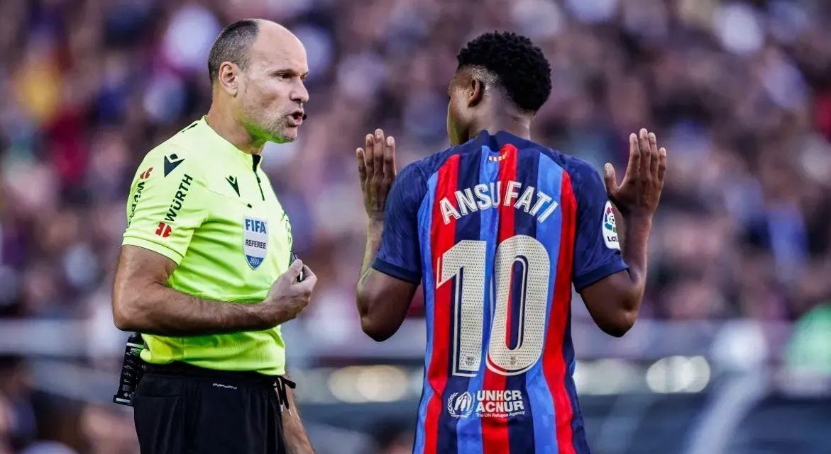 برشلونة يواجه قرار الاستبعاد من المسابقات الأوروبية